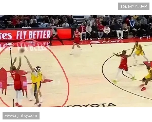 伯德无球牵制力改变对手防守布局