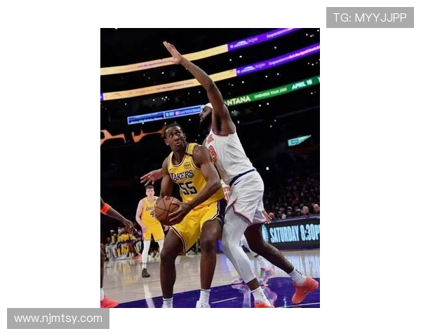 米切尔·罗宾逊挡拆护框，压制约基奇篮下效率